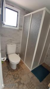 Łazienka w obiekcie Riumar Nature 38 , piscina , aire acondicionado , barbacoa y pàrquing Privado