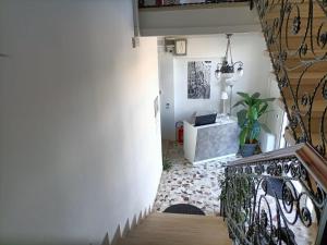 Codevigo的住宿－巴拉布斯卡客房旅館，走廊上设有楼梯,墙上挂有绘画作品