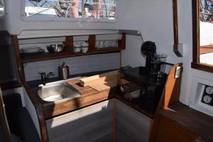 Kuchyň nebo kuchyňský kout v ubytování Velero en Puerto de Valencia - E&M Boats
