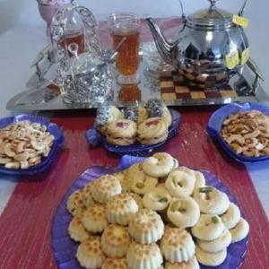 een tafel met cupcakes en andere desserts bij Chez Mohamed benour in Telouet