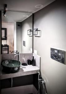 bagno con lavandino e specchio di Salottino Carafa by Salotto Borbonico a Napoli