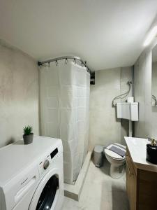 A bathroom at Cozy Studio in Central Glyfada Még 9 kép