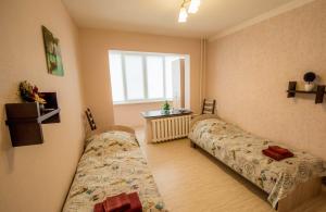 イジェフスクにあるPerina Innのベッドルーム1室(ベッド2台、窓付)