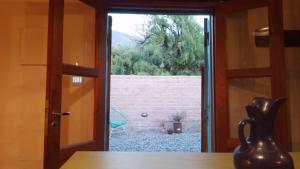 eine offene Tür mit Blick auf einen Hof in der Unterkunft Cabañas Sixilera in Huacalera