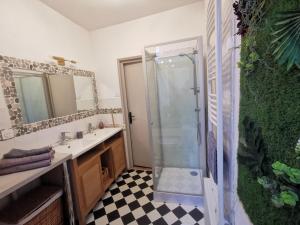 ブローニュ・シュル・メールにあるAcapulco, Superbe souplex proximité vieille villeのシャワーと洗面台付きのバスルーム