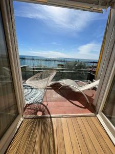 Ein Balkon oder eine Terrasse in der Unterkunft VILLA RITA SEA FRONT VIEW Sanremo
