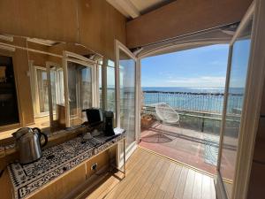 eine Küche mit einem Balkon mit Meerblick in der Unterkunft VILLA RITA SEA FRONT VIEW Sanremo in Sanremo