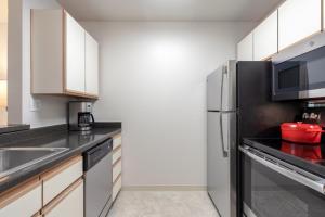 A cozinha ou cozinha compacta de S Beach Studio w Movie Room nr ATT Park SFO-151