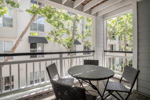 Gallery image of DT Mountain View 2BR w Pool Gym Parking Patio SFO-170 in Mountain View