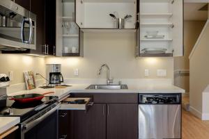 Gallery image of Garden Alameda 2BR w Gym Pool nr Caltrain SFO-195 in San Jose