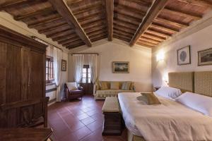 a bedroom with a bed and a couch in a room at Relais La Martina in Pietraviva