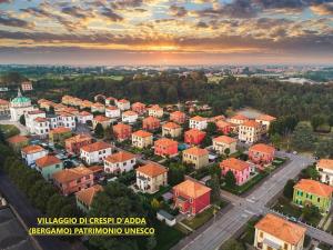 una vista aérea de un barrio residencial con puesta de sol en a casa di Max, en Trezzo sullʼAdda