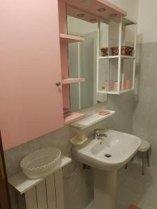 y baño con lavabo y espejo. en a casa di Max, en Trezzo sullʼAdda