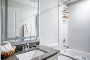 Koupelna v ubytování Mountain View 2BR w Gym Spa Parking nr Dining SFO-380