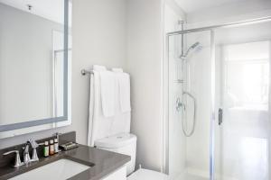 Koupelna v ubytování Mountain View 2BR w Gym Spa Parking nr Dining SFO-380