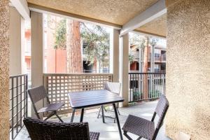 Μπαλκόνι ή βεράντα στο Santa Clara 2BR w Parking WD nr Dining SFO-412