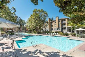 Πισίνα στο ή κοντά στο Santa Clara 2BR w Parking WD nr Dining SFO-412