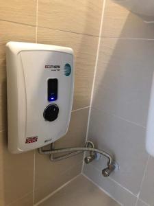 un dispenser di sapone su una parete in bagno di The Patio at Monaco Tower a Lagundi