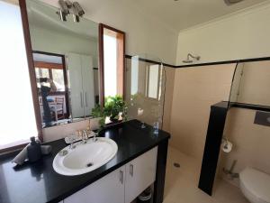 The Pool House - Crescent Head - stunning ocean views, pet friendly的一间浴室
