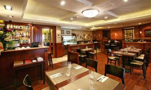 Reštaurácia alebo iné gastronomické zariadenie v ubytovaní Gold Hotel Budapest