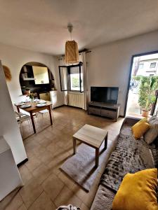 TV a/nebo společenská místnost v ubytování Casa Gladioli con Ampio Giardino + 27 fotografií