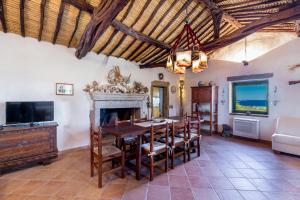 TV a/nebo společenská místnost v ubytování Tipica Casa Sarda con Piscina Privata e Vista Mare