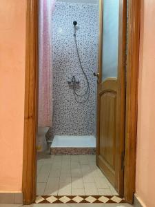 an open door to a bathroom with a shower at Bel Appartement à Proximité de la Gare Routière in Agadir