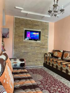 Μια τηλεόραση ή/και κέντρο ψυχαγωγίας στο Bel Appartement à Proximité de la Gare Routière