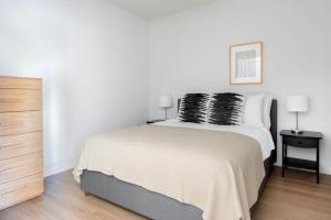 Säng eller sängar i ett rum på Oakland 1BR w AC WD Sky Deck next to BART SFO-519