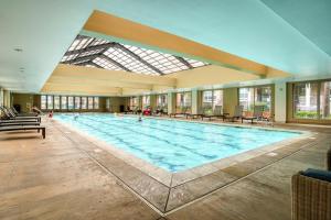 ein großer Pool in einem großen Gebäude in der Unterkunft San Bruno 1BR w Pool Gym WD nr trains shops SFO-583 in San Bruno