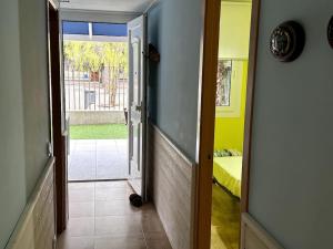 a hallway with a door leading to a bedroom at UMA luna al sol Benicarlo-Peñiscola in Benicarló