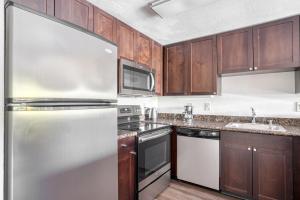 Kuchyň nebo kuchyňský kout v ubytování Palo Alto 1BR w Gym Pool nr FB Google SFO-705