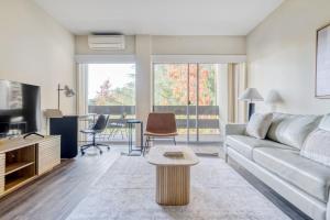 Posezení v ubytování Palo Alto 1BR w Gym Pool nr FB Google SFO-705