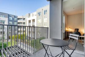 Φωτογραφία από το άλμπουμ του Milpitas 2BR w Pool Gym Lounge nr BART SFO-822 σε Milpitas