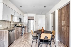 Φωτογραφία από το άλμπουμ του Milpitas 2BR w Pool Gym Lounge nr BART SFO-822 σε Milpitas