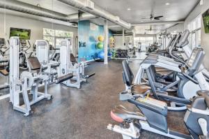 a gym with cardio machines and treadmills in a gym at San Jose 1BR w Pool Gym nr Caltrain SFO-766 in San Jose