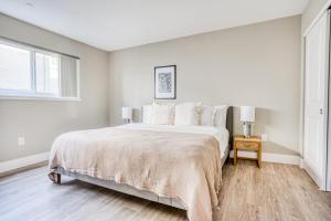 una camera da letto bianca con un letto grande e una finestra di Campbell 1BR w Gym Pool Hot Tub nr WF TJ SFO-797 a Campbell Altre 20 foto