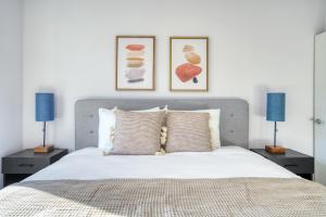 Ein Bett oder Betten in einem Zimmer der Unterkunft Milpitas 2BR w Pool Gym Lounge nr BART SFO-823