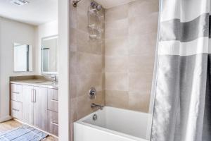 Ein Badezimmer in der Unterkunft Milpitas 2BR w Pool Gym Lounge nr BART SFO-823 + 32 Fotos