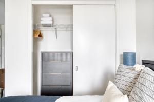 圣何塞Santana Row Studio w Pool Gym 10 min to Google SFO-815的一间卧室设有通往衣柜的门 更多29张照片