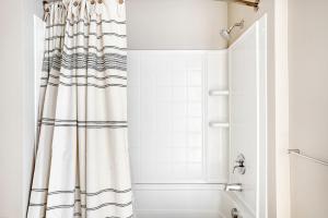 圣何塞Santana Row Studio w Pool Gym 10 min to Google SFO-815的浴室配有淋浴帘和浴缸。