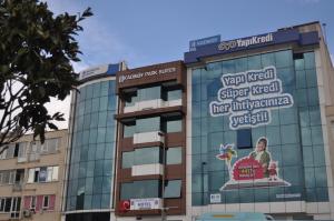 un bâtiment avec des panneaux sur son côté dans l'établissement Kadikoy Park Suites, à Istanbul