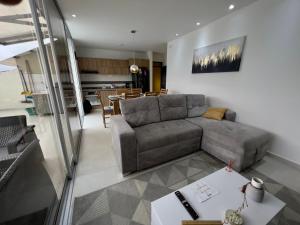 sala de estar con sofá y mesa en 601S Penthouse moderno con Parqueo Incluido, en Ibagué