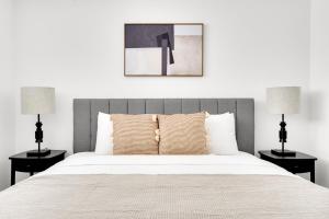 a bedroom with a large bed with two lamps at Berkeley 1BR w Gym WD Roof nr Highways SFO-1059 in Berkeley