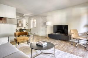 TV a/nebo společenská místnost v ubytování Mountain View 1BR w Pool Gym WD nr Target SFO-1095