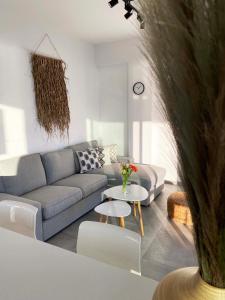 ein Wohnzimmer mit einem Sofa und einem Tisch in der Unterkunft Casa al Mare in Nea Roda