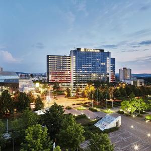 vista su una città con un grande edificio di 1 Zimmer Appartement im SI Centrum Stuttgart a Stoccarda