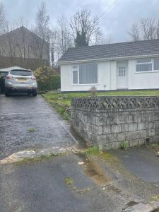 samochód zaparkowany przed domem w obiekcie Lovely 3 Bed Bungalow with garage, close to Brecon Beacons & Bike Park Wales w mieście Merthyr Tydfil