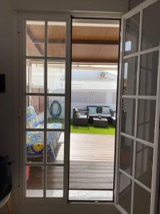 Una vista de una sala de estar a través de una puerta corrediza de vidrio. en Ático en Barbate, en Barbate 3 fotos más