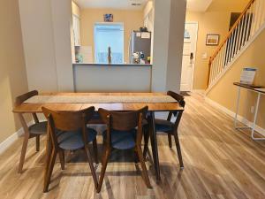 a dining room with a table and chairs at Mountain View Memories Gorgeous Views! 2 Story Pristine Condo Close to Foothills, Trails, Table Rock, Greenbelt, Bown Crossing and Barber Park in SE Boise in Boise